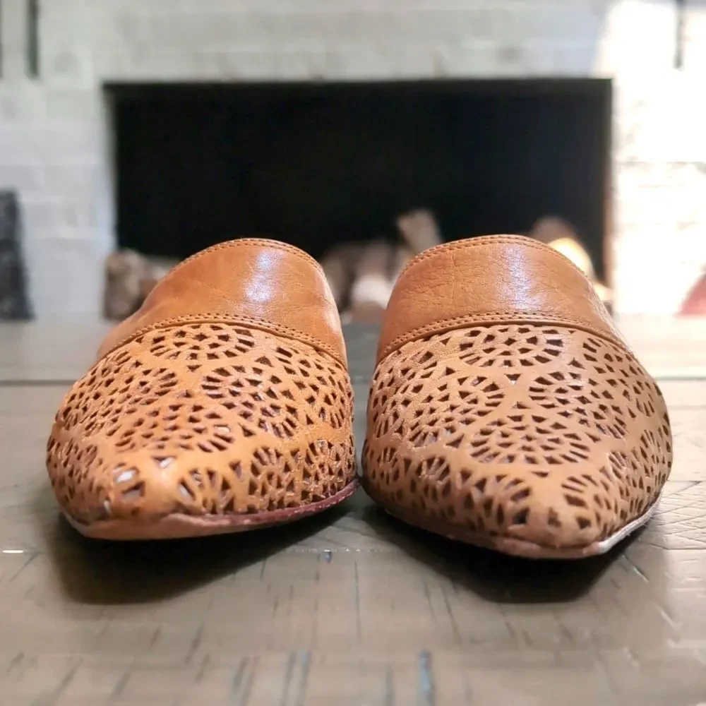 Pollini Leather Laser Cut Tan Leather Heeled Pointer Mules Sz 37